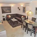 Adrian Apartmán *